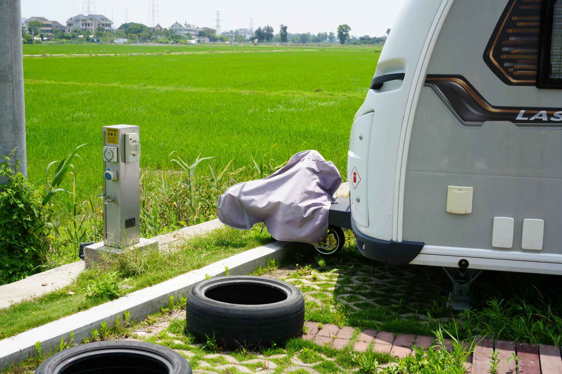 房車停靠在營地，接入水電樁補給場景