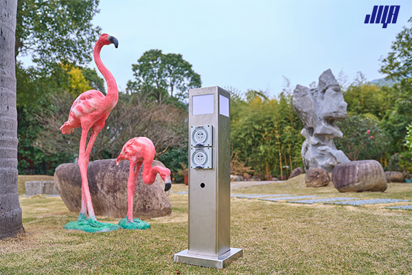 極亞智能水電樁公園應用實拍，外觀簡約時尚，與自然環境完美融合