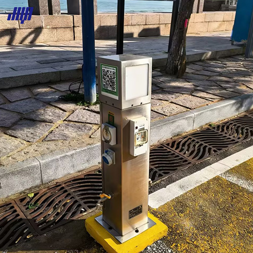 極亞智能游艇碼頭專用水電樁實拍，戶外防水供水供電設備使用場景