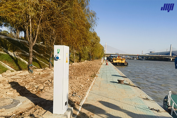 浙北內河貨運碼頭 臨水防潮一體化岸電供水樁實景